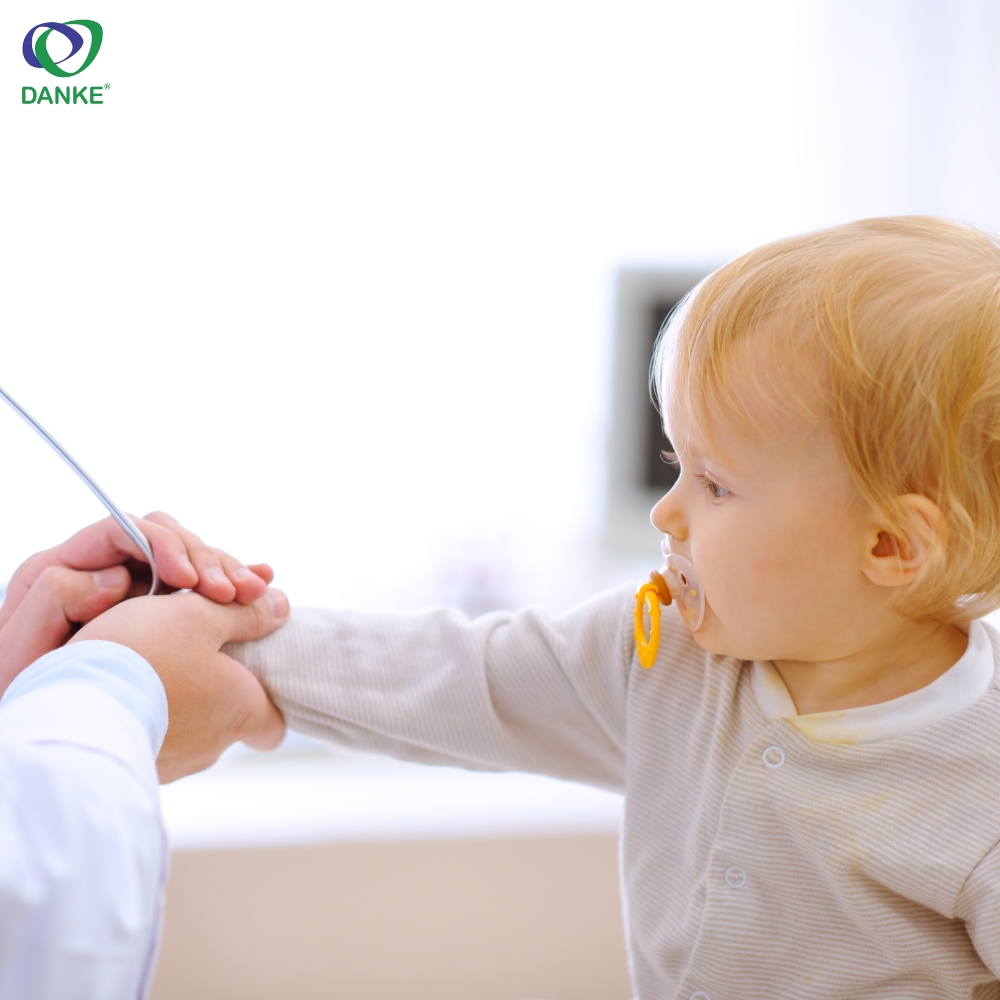 trẻ hay ốm thường phải đi thăm khám bác sĩ thường xuyên